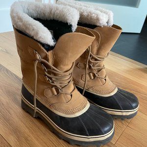 Nearly new women's Sorel snow boots with caribou lining.